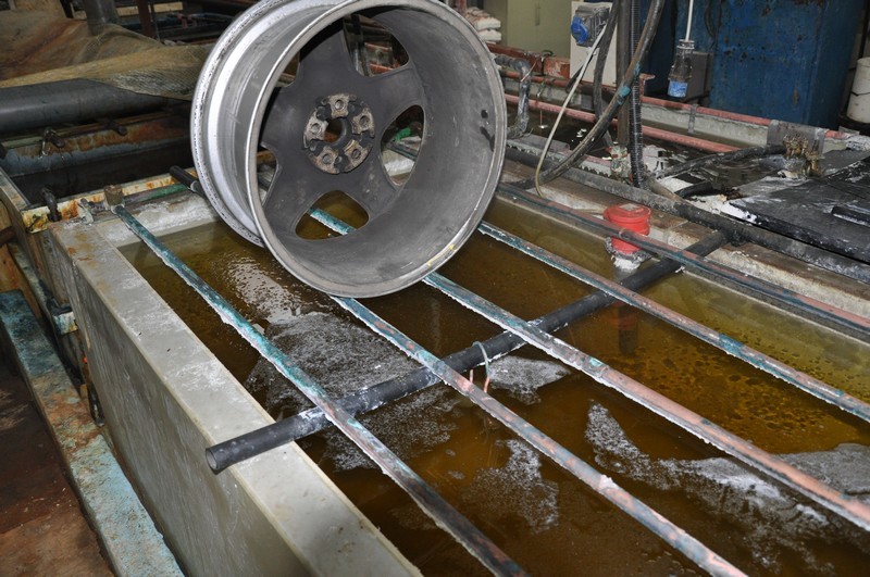 Décapage complet d'une jante aluminium avant rénovation