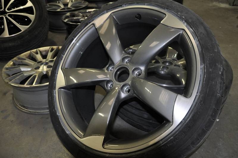Détail du brossage aluminium sur une jante bi-color