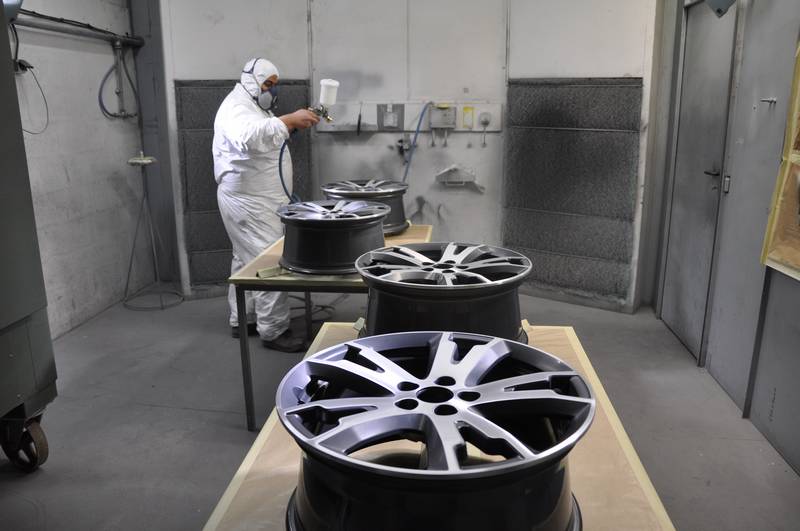 Peinture de jante aluminium en cabine professionnelle