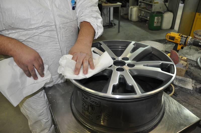 Ponçage manuel minutieux d'une jante aluminium