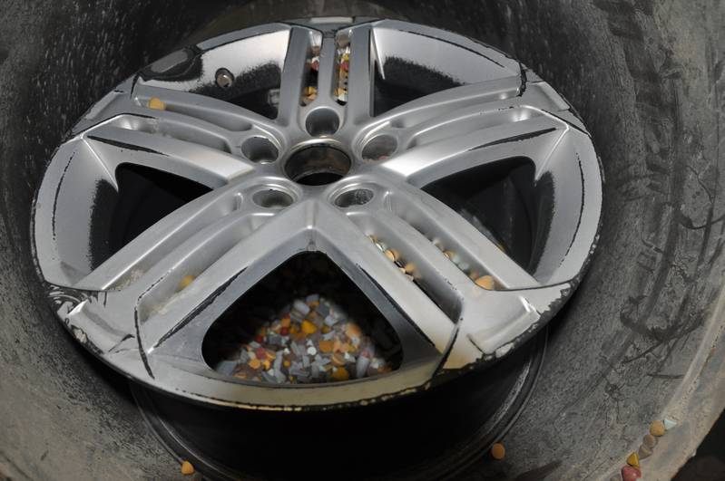 Rotoponçage d'une jante aluminium en atelier FIXALU