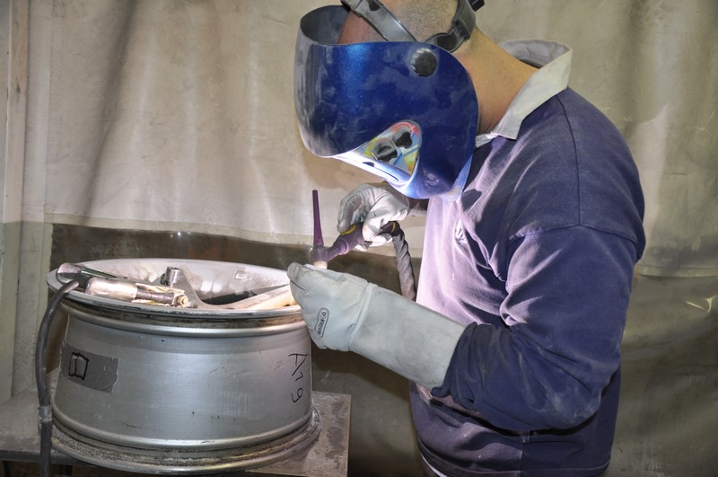 Réparation et reconstruction du bord d'une jante aluminium