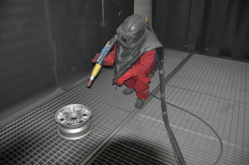 Sablage d'une jante aluminium en cabine professionnelle
